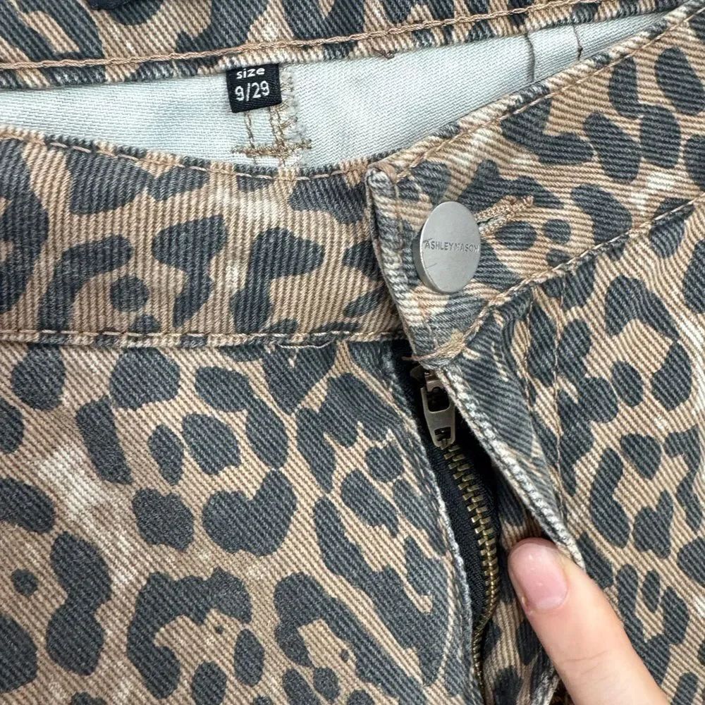 Ashley Mason Premium leopard print barrel leg jeans - Picture 5 of 6